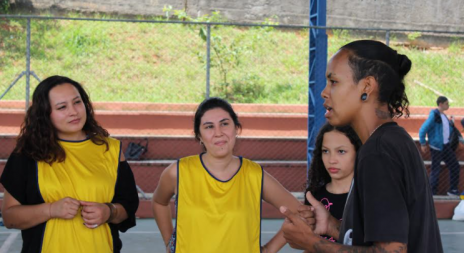 Mariana Andrade (à direita, de camiseta preta) atua como mediadora de futebol de rua pelo Projeto Interpaz
